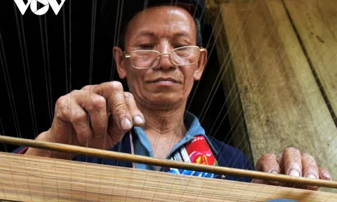 Hà Giang: Lò Sành Phin - Nghệ nhân người Dao đỏ duy trì nghề đan mành tráng giấy bản