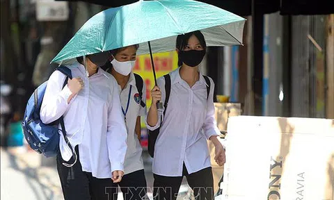 Nắng nóng bao trùm cả nước, chiều tối mưa dông nhiều nơi, đề phòng lốc, sét, gió giật mạnh