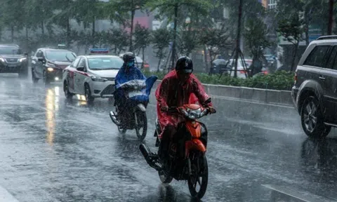 Mưa rào và dông bao trùm nhiều khu vực trên cả nước