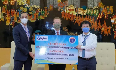 Hơn 97.000 liều vaccine COVID-19 đầu tiên của Pfizer đã về Việt Nam