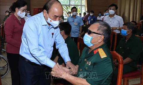 Chủ tịch nước Nguyễn Xuân Phúc thăm, tặng quà thương binh, gia đình liệt sĩ tại Hà Nam