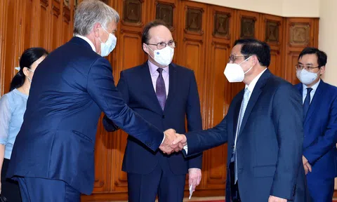 Thủ tướng đề nghị phía Nga ưu tiên để Việt Nam nhận được vaccine sớm nhất