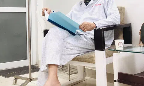Xót xa hình ảnh nghệ sĩ Giang Còi lạc quan trên giường bệnh những ngày cuối đời