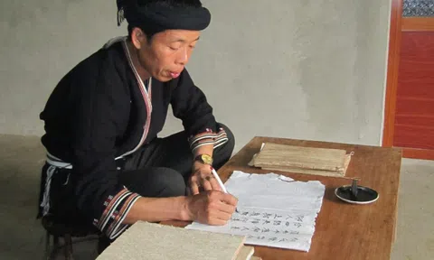 Sơn La: Nghệ nhân ưu tú Bàn Văn Đức - Người lưu trữ, truyền dạy chữ Nôm Dao
