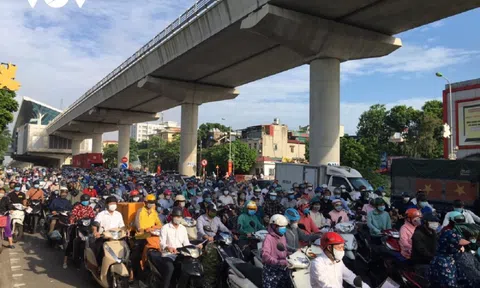 Hà Nội: Ngày đầu giãn cách theo vùng, hàng ngàn người ùn ứ tại chốt vào "vùng đỏ"