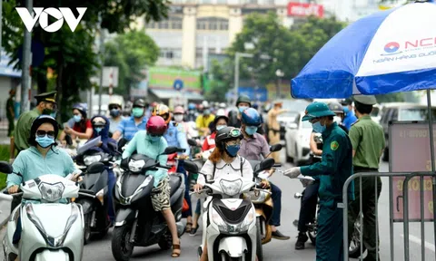 Thủ tướng yêu cầu Hà Nội điều chỉnh bất cập trong cấp giấy đi đường