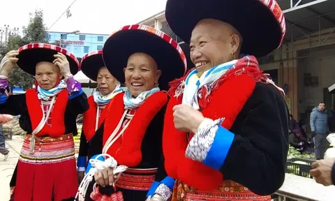 Cao Bằng: Độc đáo trang phục truyền thống của người Dao đỏ