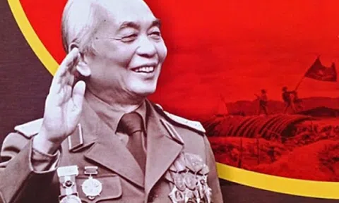 Đại tướng Võ Nguyên Giáp, thiên tài quân sự, nhà lãnh đạo có uy tín lớn, tấm gương ngời sáng về đạo đức cách mạng*