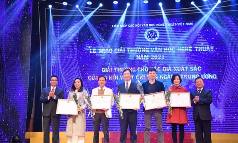 Trao giải thưởng Văn học nghệ thuật năm 2021