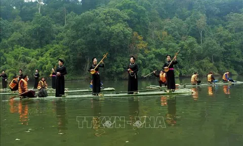 Tuyên Quang: Sản phẩm du lịch mới "Bơi mảng - Hát Then trên hồ Nà Nưa" (Tân Trào)