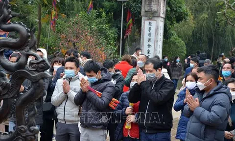 Nam Định: Người dân và du khách tới đền Trần du xuân đầu năm mới Nhâm Dần