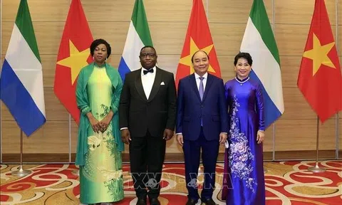 Đệ nhất phu nhân Sierra Leone thanh lịch, tự tin trong tà áo dài Việt Nam