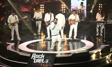 Trưởng nhóm Ngũ Cung xúc động bật khóc trên sân khấu Rock Việt