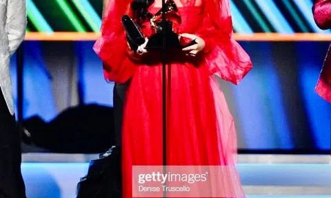 Ca sĩ gốc Việt Sangeeta Kaur giành giải thưởng Grammy 2022