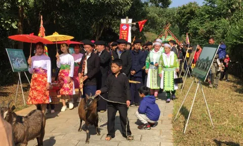 “Rực rỡ sắc màu văn hoá các dân tộc Việt Nam”