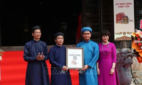 Tiếp nhận và trưng bày hai cổ vật triều Nguyễn