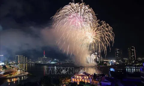 Rực rỡ pháo hoa chào mừng ngày 30/4 và 1/5 tại TP Hồ Chí Minh