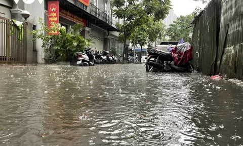 Hà Nội: Mưa cực lớn, phố phường biến thành những dòng sông