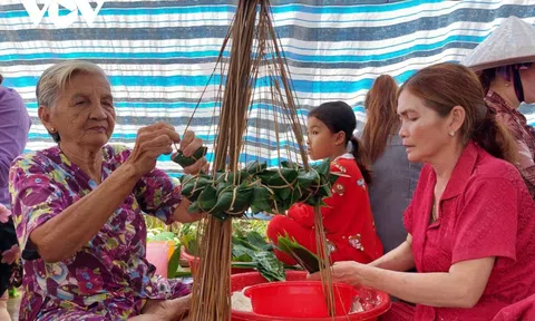 Cà Mau: Nhộn nhịp làng nghề gói bánh ú lá tre phục vụ Tết Đoan Ngọ