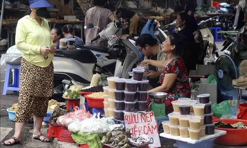 Hà Nội: Đi chợ mua sắm đón Tết Đoan Ngọ