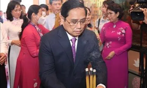 Thủ tướng Phạm Minh Chính dâng hương tưởng niệm Ngày Chủ tịch Hồ Chí Minh đi tìm đường cứu nước