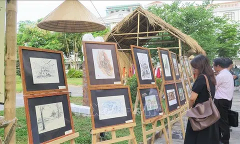 'Nét đẹp di sản Cố Đô Huế qua thơ ca, hội họa'