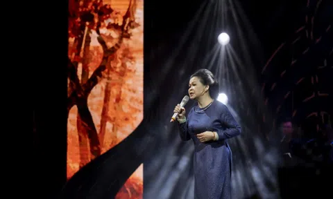 Nhạc sĩ Trần Tiến đệm guitar, hát cùng danh ca Khánh Ly ở Nhà hát Lớn Hà Nội