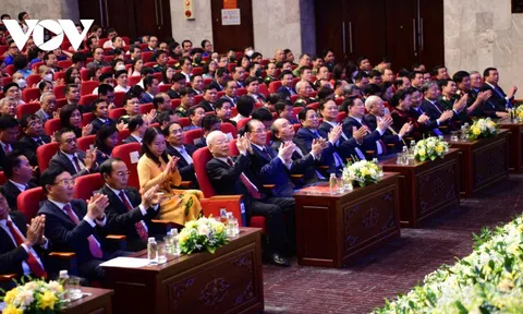 "Tình nghĩa Việt-Lào sáng hơn trăng rằm, "