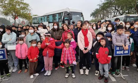 Hà Nội: Những chuyến xe nghĩa tình đưa công nhân về quê đón Tết Giáp Thìn