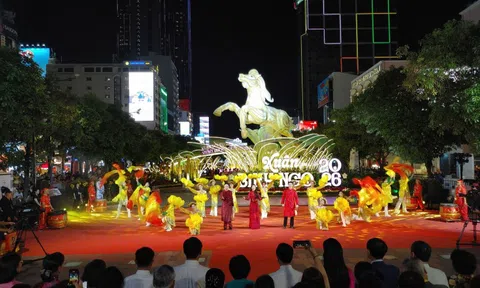 Đường hoa Tết Bính Ngọ TP Hồ Chí Minh 2026: “Xuân hội tụ - Vững bước vươn mình”.