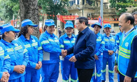 Thủ tướng Phạm Minh Chính cảm ơn, tặng quà công nhân vệ sinh môi trường tại Thủ đô