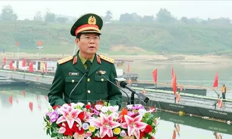 Phú Thọ: Người dân Đoan Hùng phấn khởi thông xe cầu phao bắc qua sông Lô ngày 29, tức 30 Tết