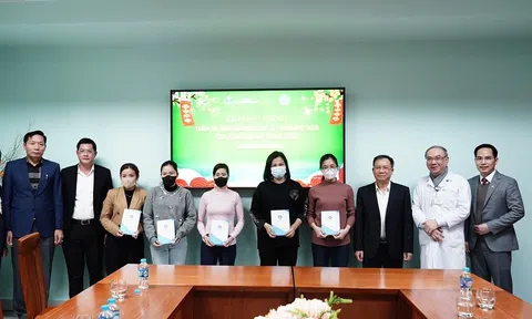 Tặng sổ BHXH thẻ BHYT lan tỏa nghĩa tình an sinh trong cộng đồng