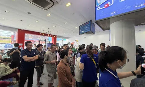 Các điểm giao dịch đông nghịt người đến xác thực thông tin thuê bao khi bị khoá 1 chiều