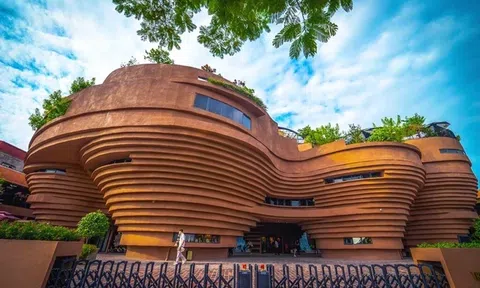 Sức hút khó cưỡng từ Làng gốm Bát Tràng 700 tuổi: Giới trẻ “check-in” rộn ràng, khách Tây mê mẩn