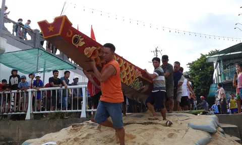 Hăng say luyện tập, trai bơi Đông Thành sẵn sàng cho lễ hội đua, bơi thuyền truyền thống trên sông Kiến Giang năm 2025