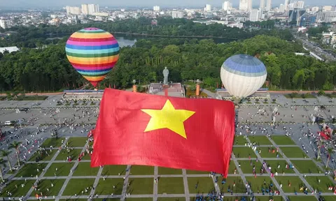 Xúc động, tự hào Lễ chào cờ và bay Đại kỳ Tổ quốc ngày 19/5