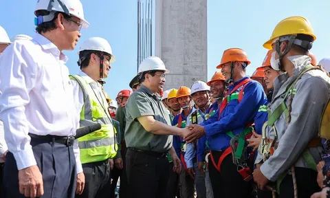 Thủ tướng chỉ đạo chăm lo, hỗ trợ người lao động làm việc trên công trường trong dịp Tết