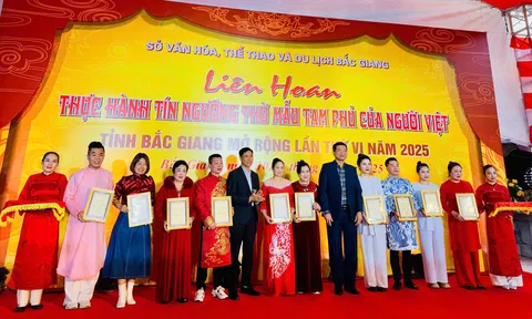 Nghệ nhân Nguyễn Thị Năm - người giữ lửa văn hóa dân tộc và nghĩa cử cao đẹp giúp đời, giúp người
