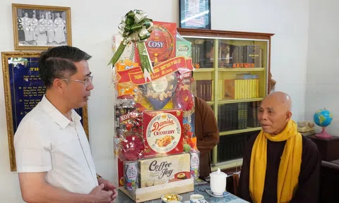 Lãnh đạo TP Bảo Lộc thăm, tặng quà các cơ sở Phật giáo nhân dịp Lễ Phật đản năm 2025