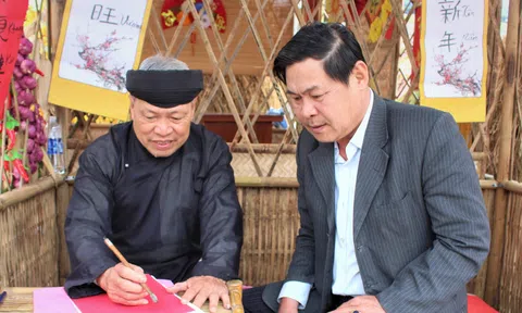 Cụ Doãn viết thư pháp về Bác giữa làng quê