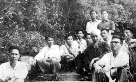 Đền Hùng còn in bóng Bác
