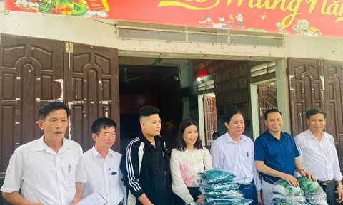 TS. Đinh Văn Tới với những món quà thiết thực gửi tặng quê hương Mai Hùng