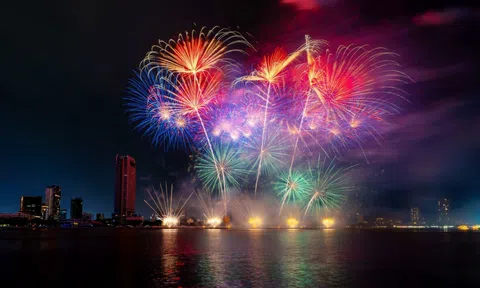 Khép lại vòng loại DIFF 2025: Bữa tiệc ánh sáng và âm nhạc bùng nổ trên sông Hàn