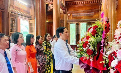 Dâng hương tri ân - Khởi đầu mô hình chính quyền hai cấp tại Vạn An