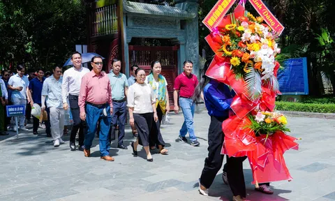 Đại sứ đặc mệnh toàn quyền Lào dâng hương tưởng niệm Chủ tịch Hồ Chí Minh tại Khu di tích Kim Liên