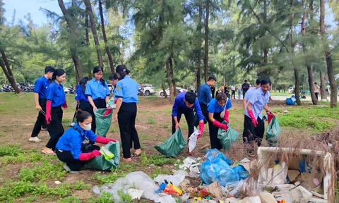 Huế lắp đặt 3 trạm nhà chờ và máy cấp nước miễn phí tại bãi biển - Hướng đi thiết thực giảm rác thải nhựa