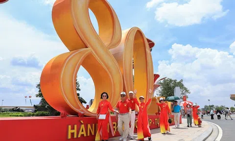 Triển lãm Thành tựu đất nước thu hút đông đảo người dân đến tham quan