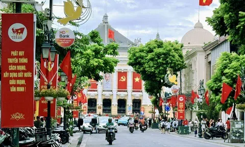 Đường phố Hà Nội rực rỡ sắc cờ hoa chào mừng Quốc khánh 2/9
