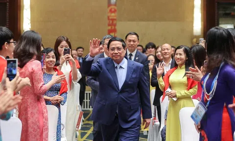 Thủ tướng chia sẻ với kiều bào tại Trung Quốc về không khí, tinh thần Quốc khánh trong nước